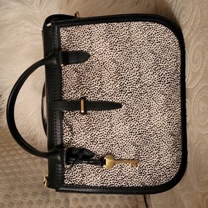 Medium size handbag. Leather cheetah print.